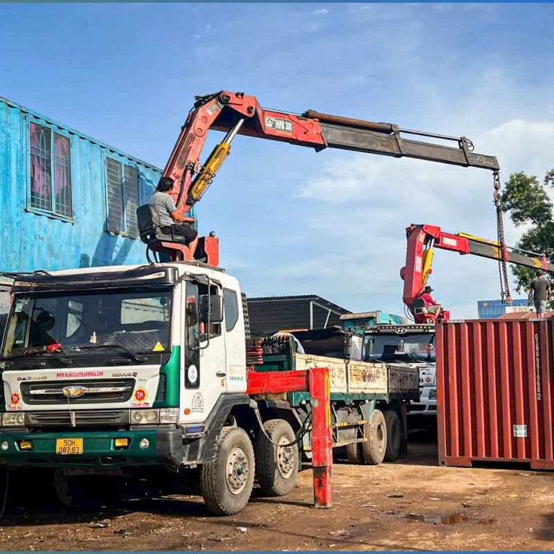 Hướng Dẫn Chuẩn Bị Trước Khi Sử Dụng Xe Cẩu Vận Chuyển Hàng Hóa Nặng